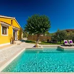 Chiara 2 Bedroom, Private Pool, Bbq & Child-friendly * Puntera