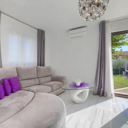 Вилла Chiara 2 Bedroom, Private Pool, Bbq & Child-friendly *