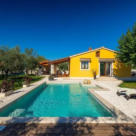 Chiara 2 Bedroom, Private Pool, Bbq & Child-friendly