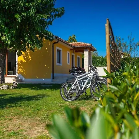Chiara 2 Bedroom, Private Pool, Bbq & Child-friendly *