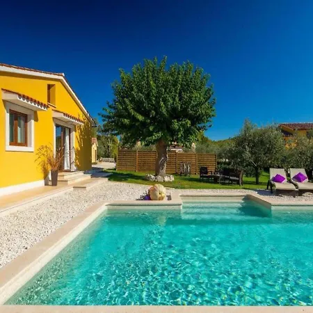 Chiara 2 Bedroom, Private Pool, Bbq & Child-friendly * Puntera
