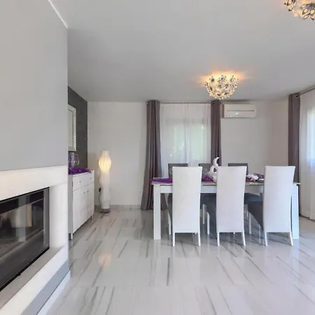 Vila Chiara 2 Bedroom, Private Pool, Bbq & Child-friendly *