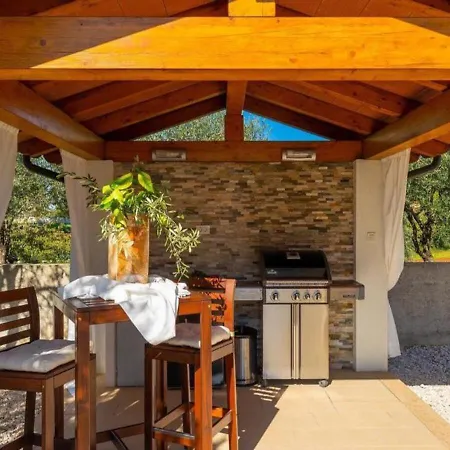 Chiara 2 Bedroom, Private Pool, Bbq & Child-friendly *