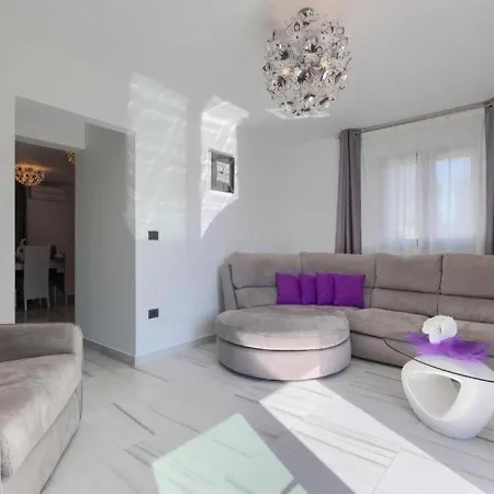 Chiara 2 Bedroom, Private Pool, Bbq & Child-friendly * Puntera