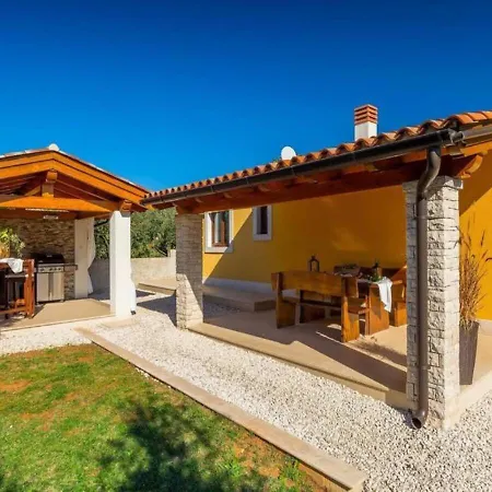 Chiara 2 Bedroom, Private Pool, Bbq & Child-friendly