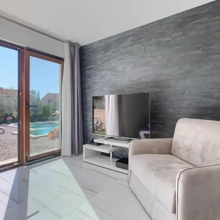 Chiara 2 Bedroom, Private Pool, Bbq & Child-friendly Villa Puntera