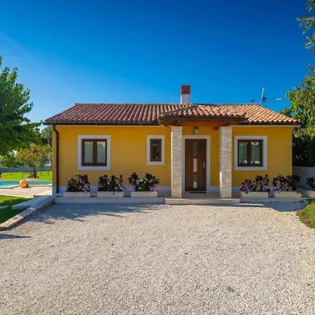 Chiara 2 Bedroom, Private Pool, Bbq & Child-friendly Villa Puntera