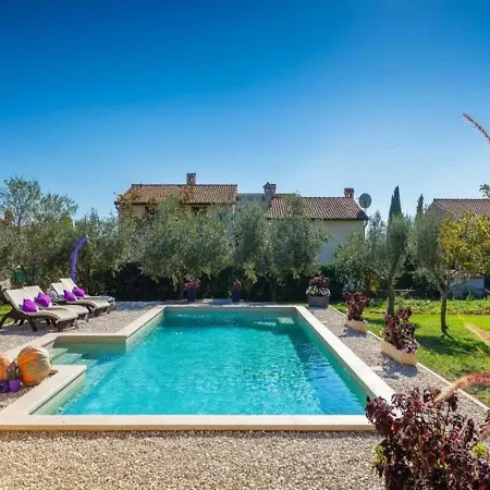 Chiara 2 Bedroom, Private Pool, Bbq & Child-friendly *