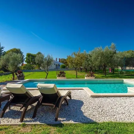 Chiara 2 Bedroom, Private Pool, Bbq & Child-friendly Vila